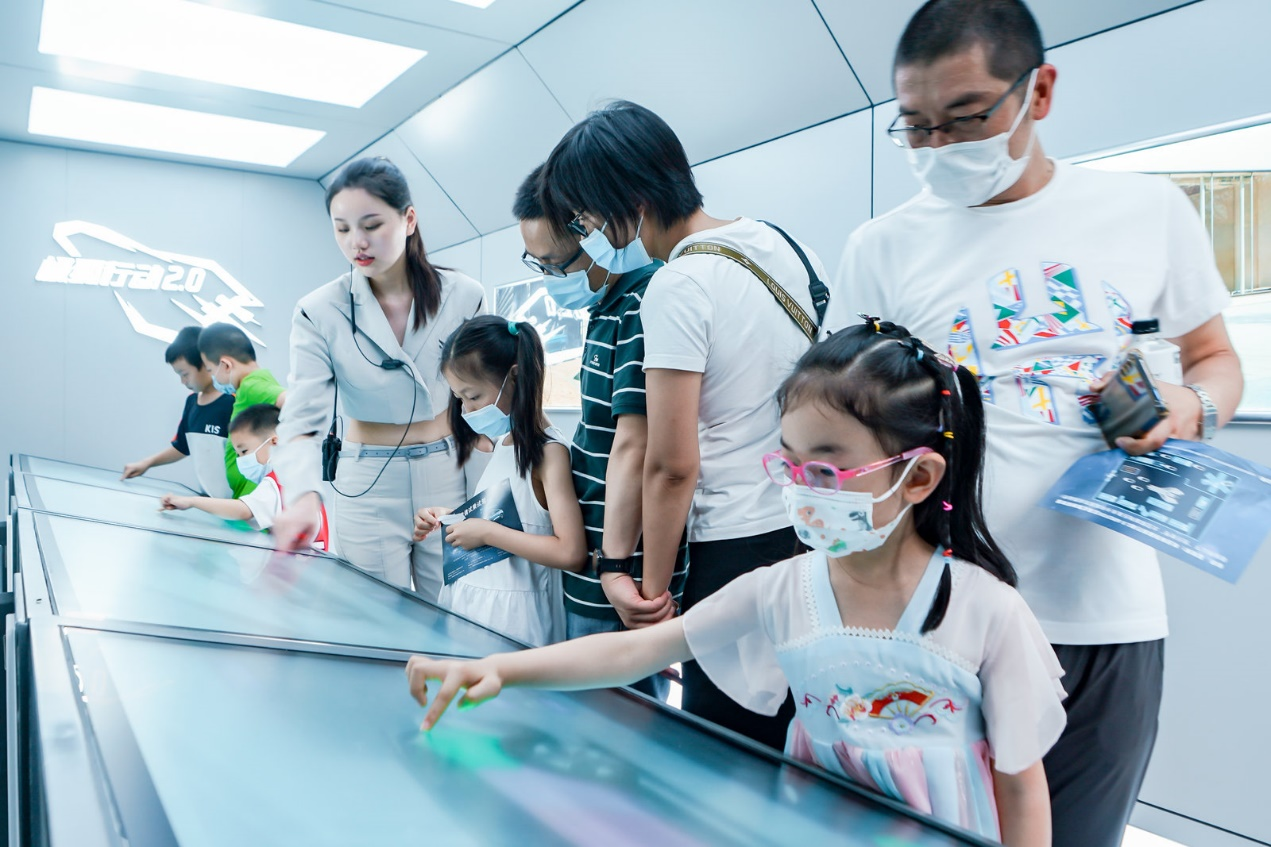 西湖畔探秘千年情缘，极狐“先行者号”太空舰问道杭州天堂