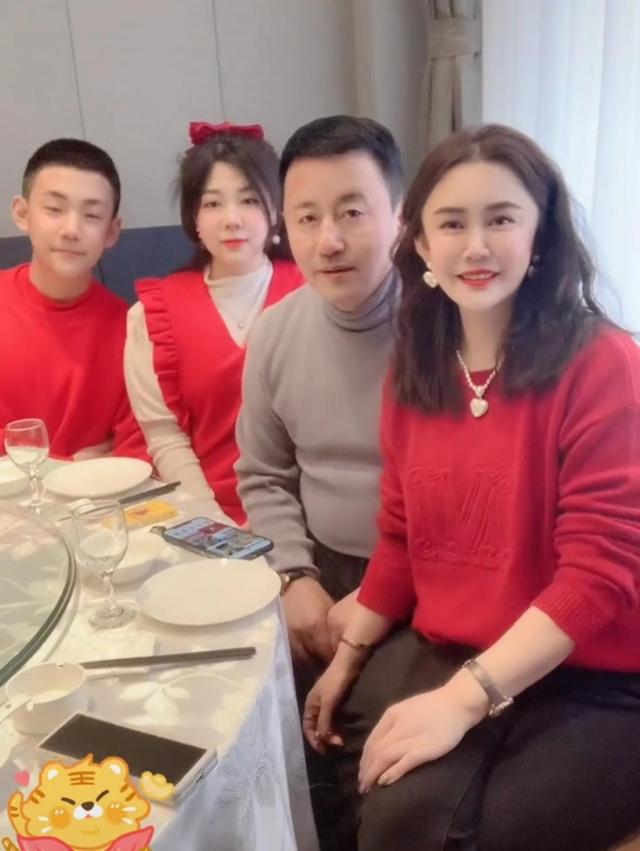 曝长贵小19岁老婆怀二胎!白嫩丰腴孕肚突出,涂指甲喝白酒引争议