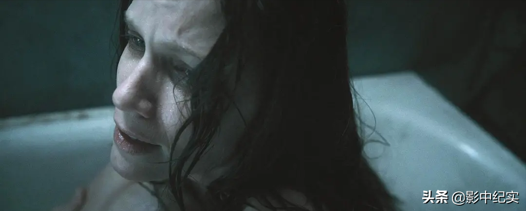 她被下药囚禁到地下室，当众多人性奴，报警后英国警方：你穿多少