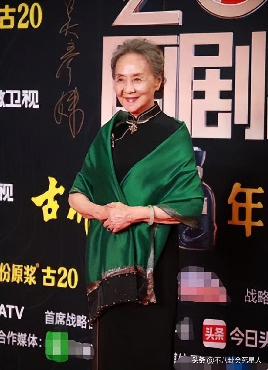 同是50+女星走红毯，内地女星和港台女星的造型，差距真是太远了