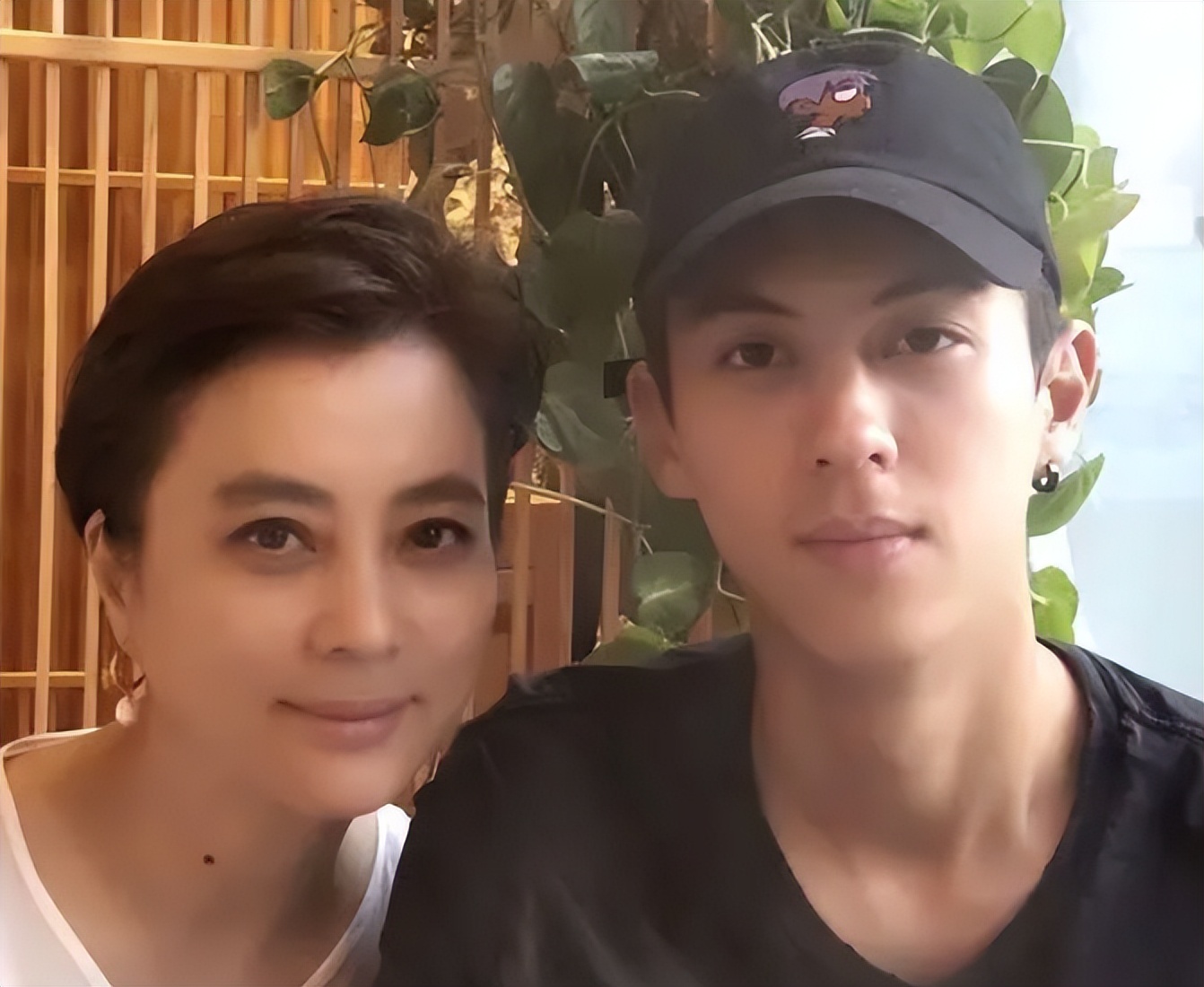 26岁离婚，34岁二婚嫁给犹太富商却两个月见一次面，李玲玉如何了