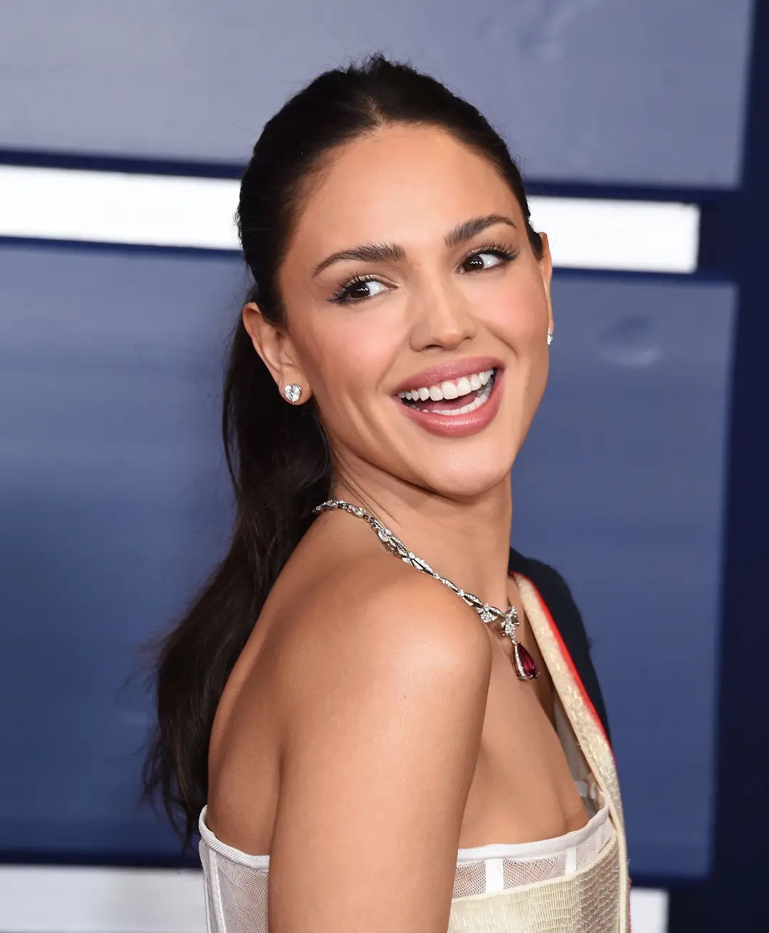 海王又恢复单身了，与女神艾莎交往不到1个月，网友：不愧是海王