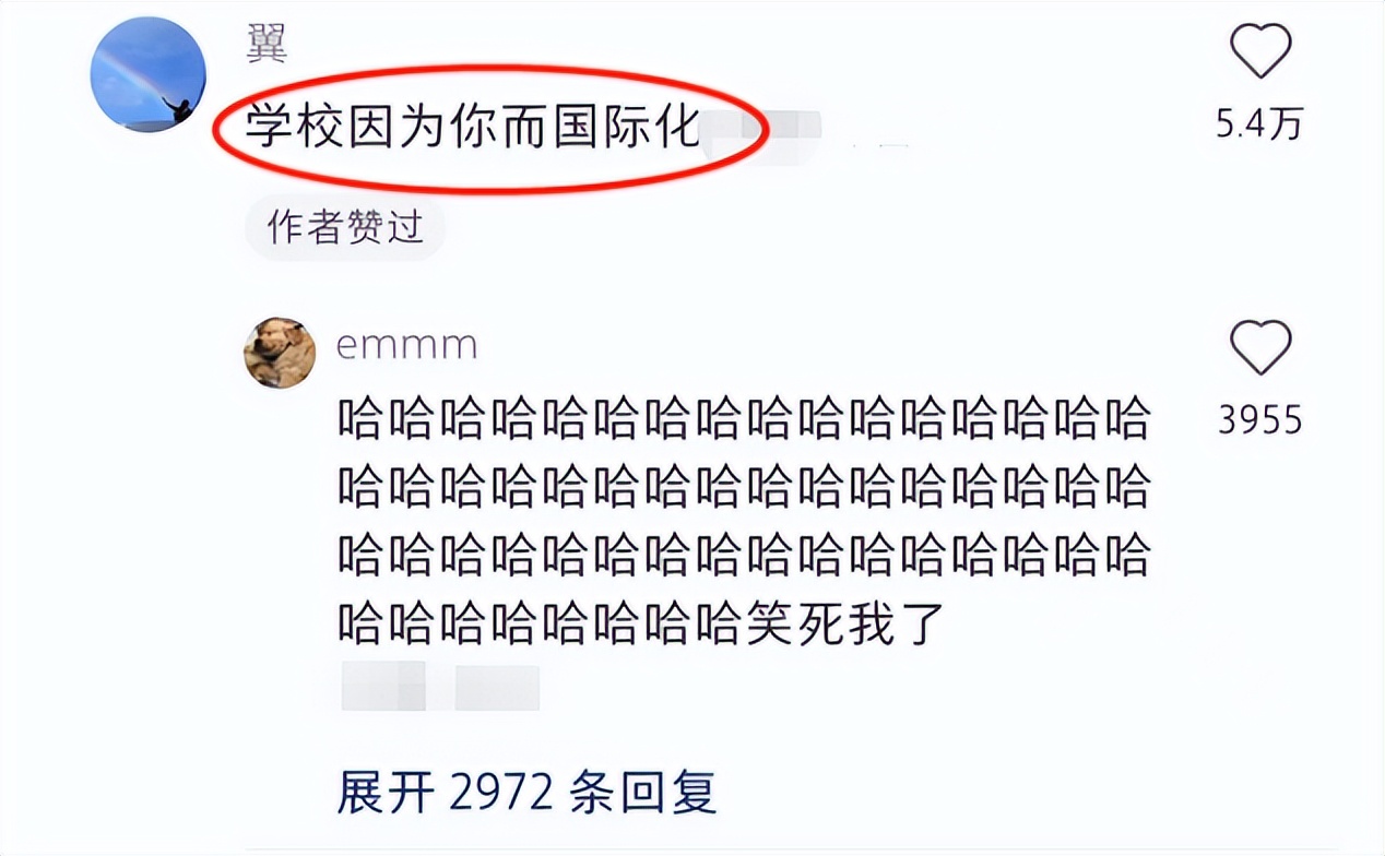 女生拍毕业照忘记化妆，合照中成“焦点”，网友：学校都国际化了