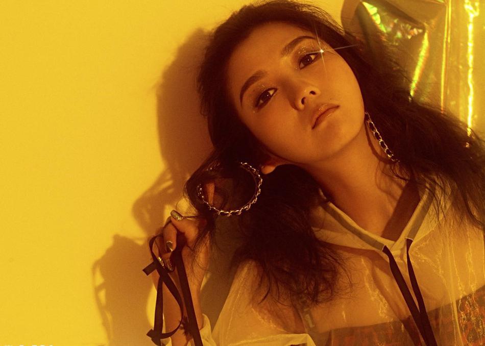 何洁：插刀李宇春内涵释小龙，自以为高明？如今丑闻缠身难洗白