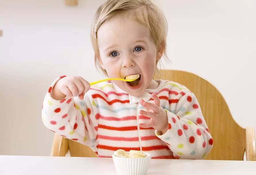 孩子加辅食过程中，加糖比加盐危害更大！很多家长却不以为然