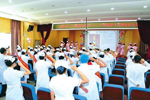 女护士处理男患者隐私时，会感觉尴尬吗？23岁实习护士说出实情