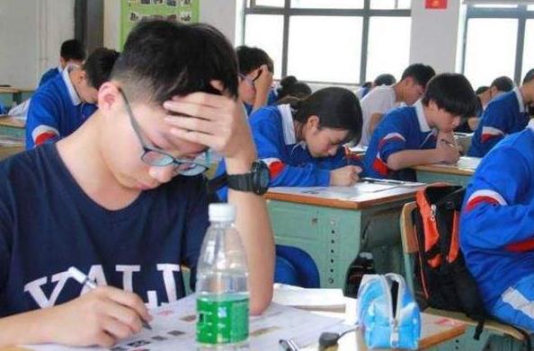 高考为啥规定用2B铅笔涂卡？看完电脑阅卷的样子，或许就明白了