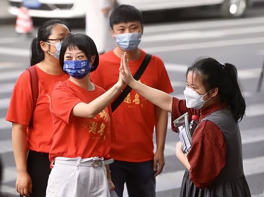 2022高考全国卷满分作文走红，他们有两个共同点，或许是高分诀窍