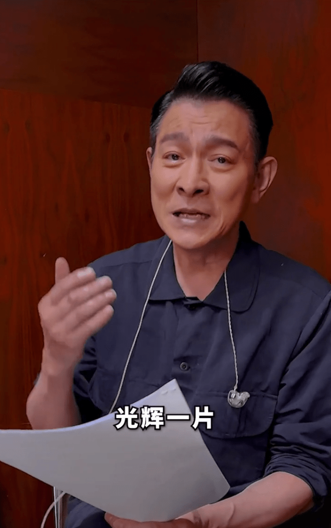 偶像迟暮！61岁刘德华素颜出镜唱歌，皱纹和白头发都很明显