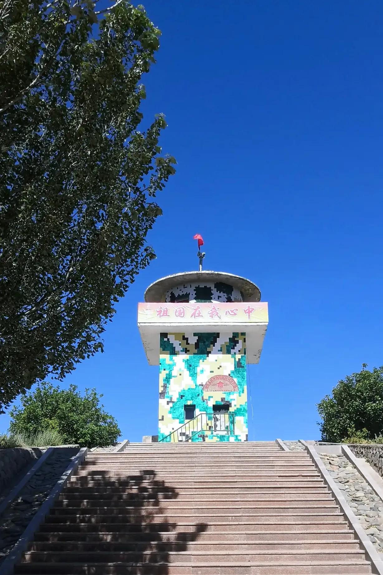 小白杨哨所在新疆塔城地区裕民县,位于中哈边境的巴尔鲁克山上.