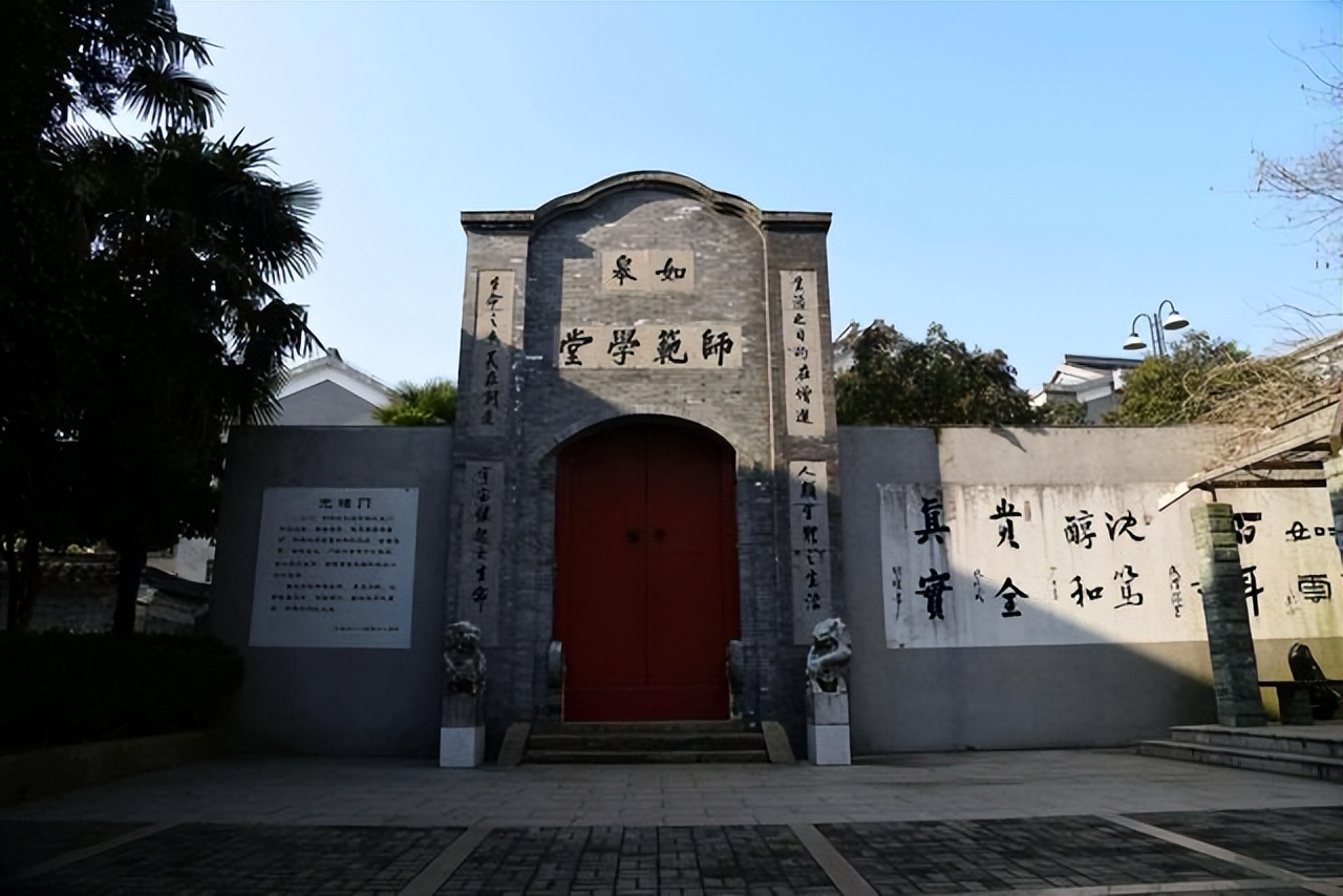 但从1910年开始,通州师范学校农科被分离,参与组建私立南通大学;在