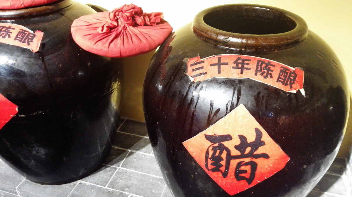 同样是醋，陈醋和白醋有啥区别？看懂后再买，您才不吃亏