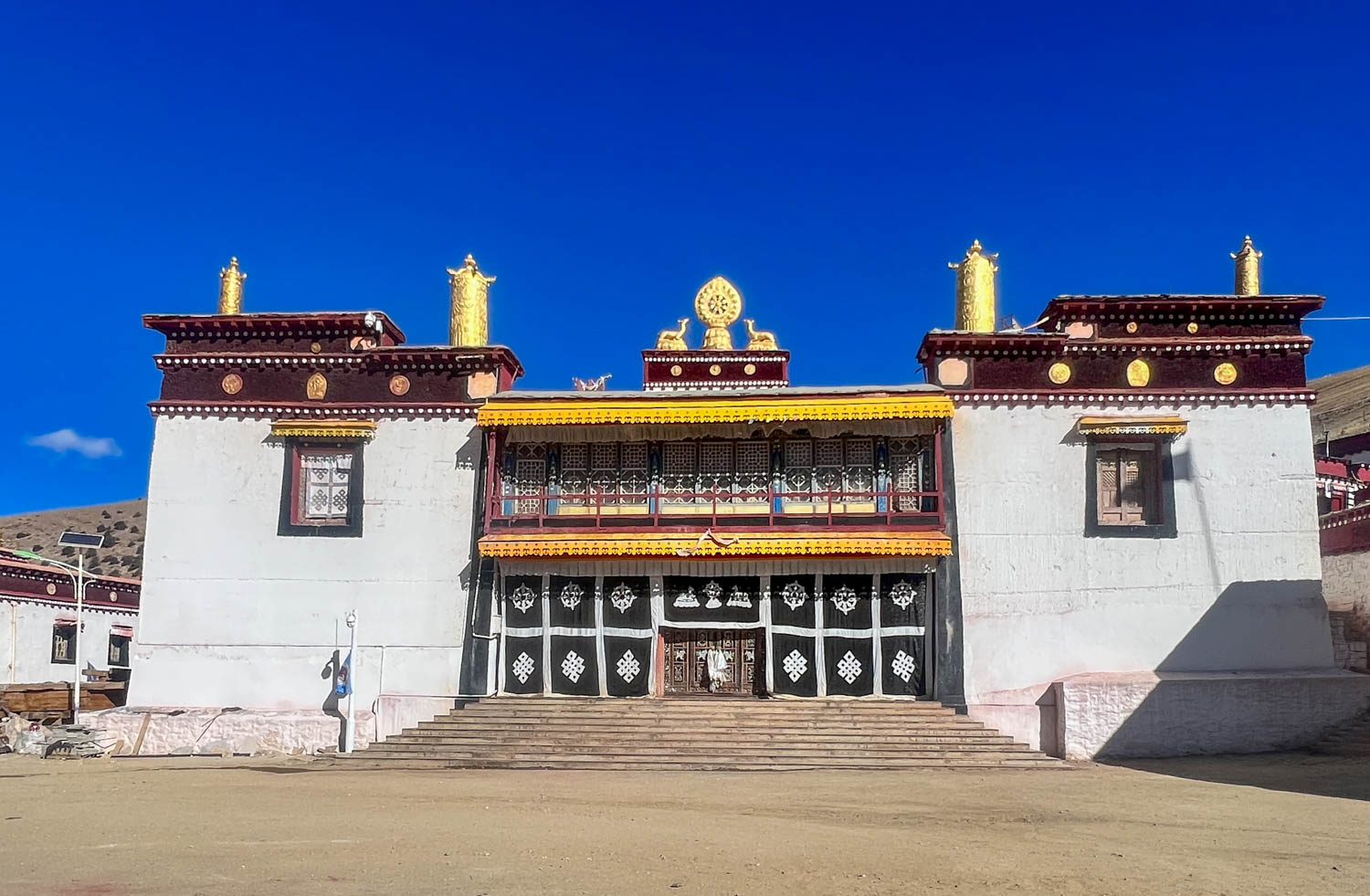 西藏自驾游第23天:从察雅到八宿,游仁措湖,八宿寺与怒江72道拐