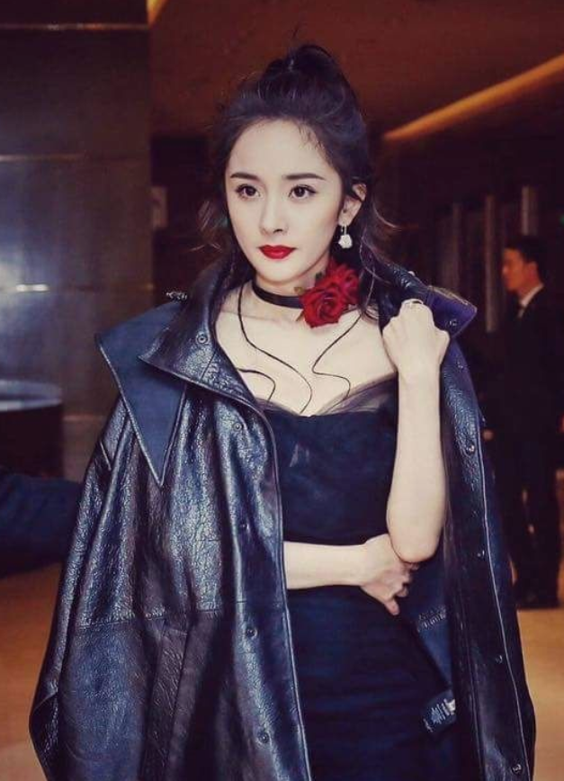 杨幂黑色系的治愈美，很动人