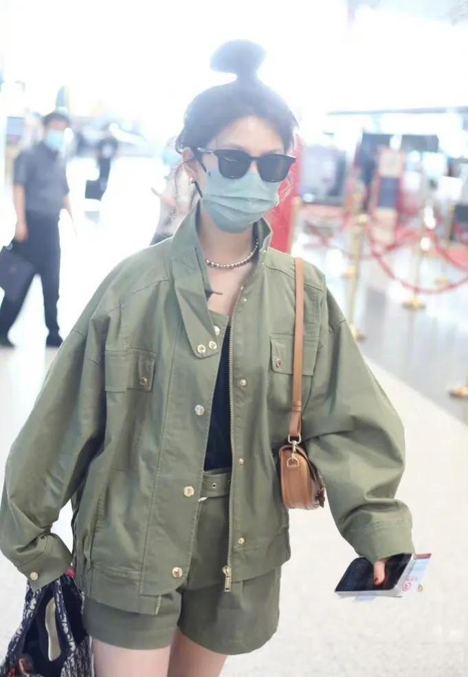 章若楠机场私服秀，军绿色套装，扎着独有的丸子头，又潮又可爱