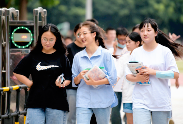 为何高考当天不能穿校服？班主任道出其中玄机，原来还有这层原因