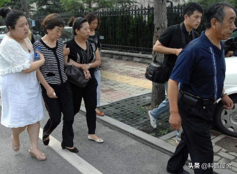 2011年大连32岁的交警被人当街打死，打人者有钱有势，结局如何？