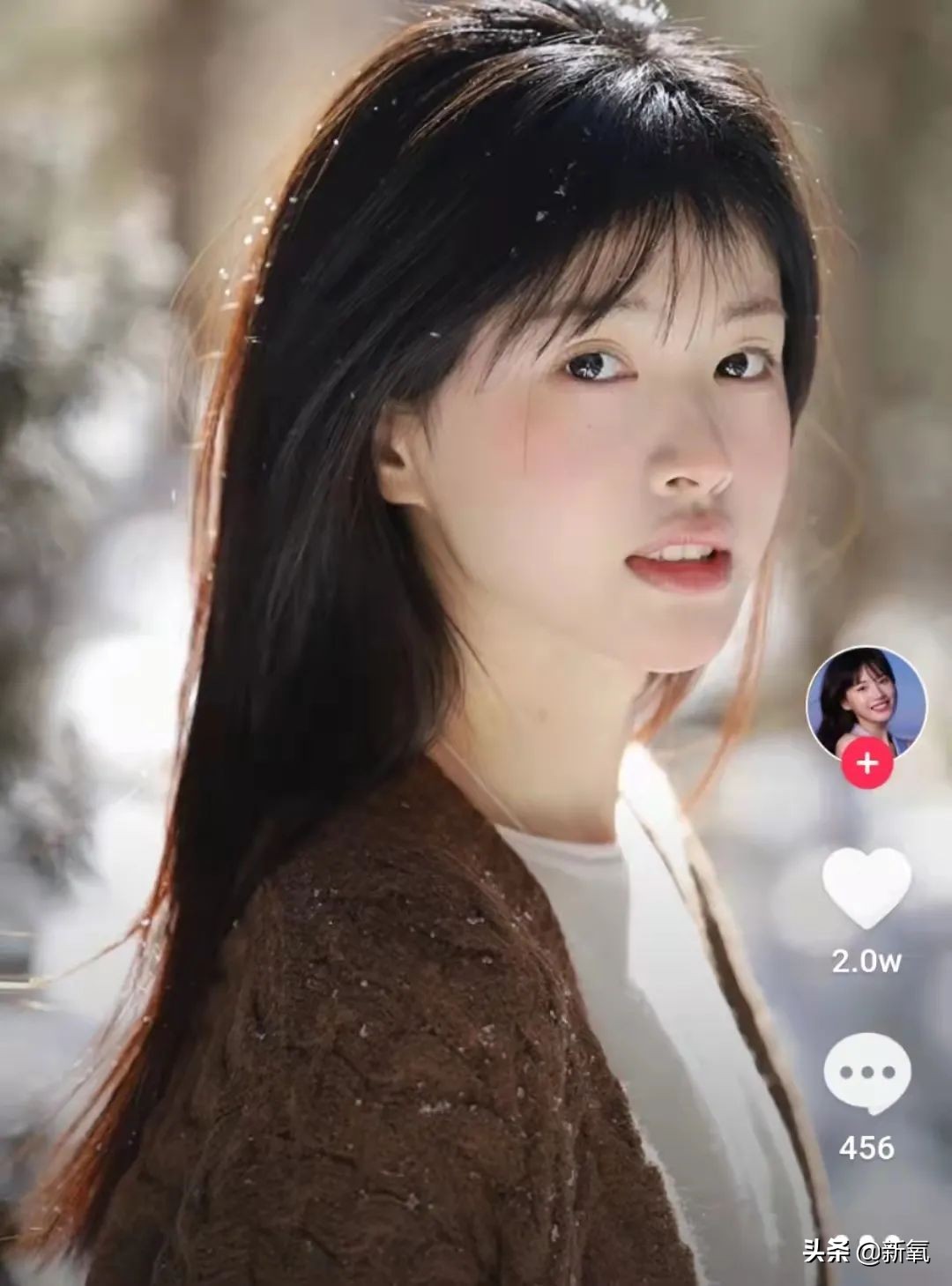 网红圈也出了个淡颜系美女！旧天台随便一拍她就火了？