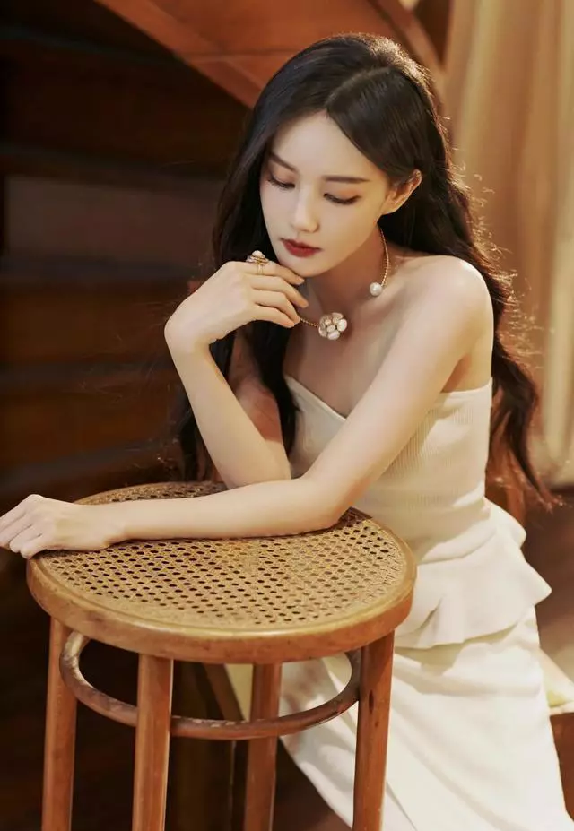 明星写真:李一桐白色抹胸长裙时尚艺术照,大波浪长发搭配高跟鞋