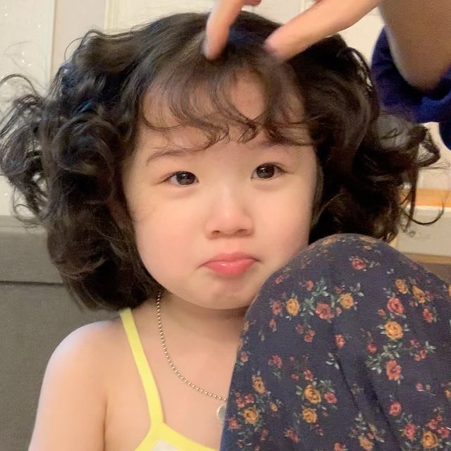 火遍全网的表情包小女孩!凭可爱萌翻所有人:骗我生女儿