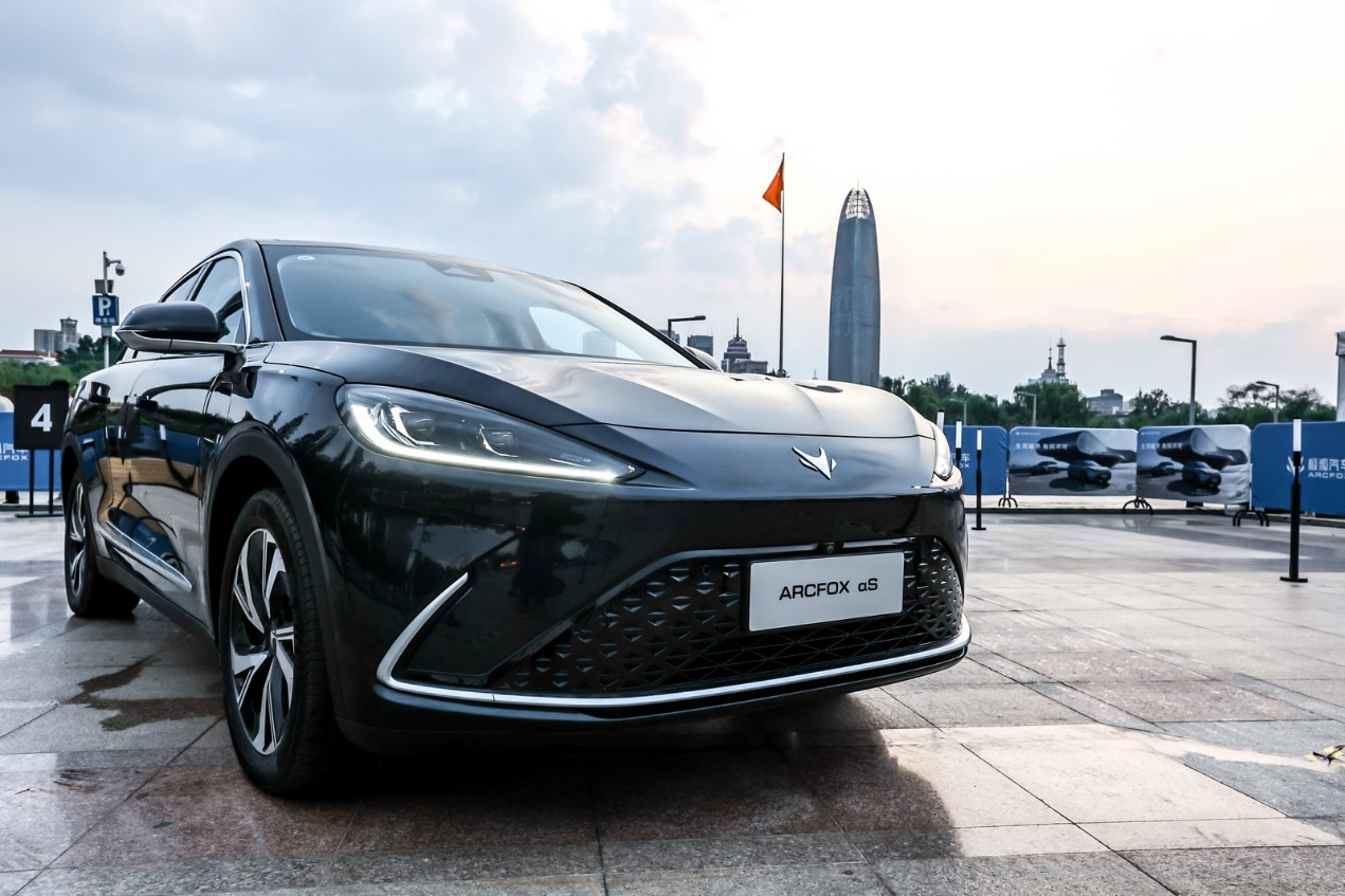 西湖畔探秘千年情缘，极狐“先行者号”太空舰问道杭州天堂