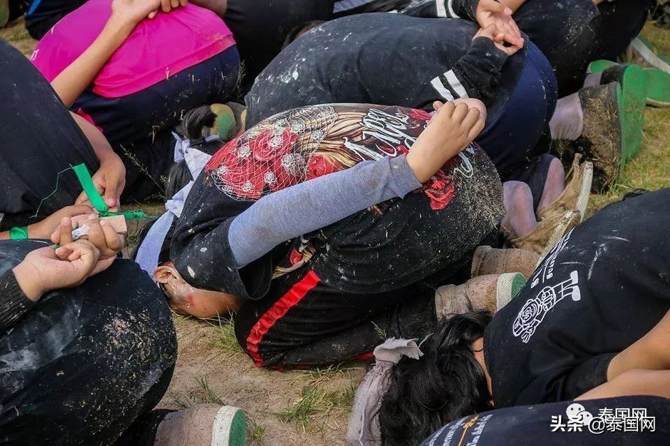 火烧屁股,舌吻传饭,跪地吃土:泰国恐怖校园霸凌,终于走向末日