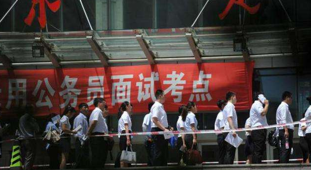 大学生用4张图，描述自己考公后在亲戚眼里的样子，太真实了