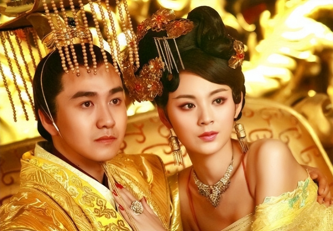 长着一张人畜无害的脸，不靠烟熏妆也是最强反派，这些甜妹太飒了