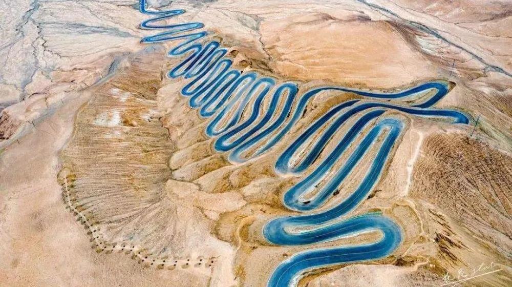 盘龙公路就是瓦恰公路,是从塔什库尔干县到瓦恰乡的公路,这一段路因其