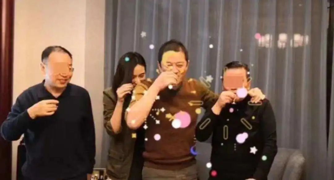 50歲李亞鵬再當爸！小19歲人妻曝光，網(wǎng)友：王菲，你輸了......