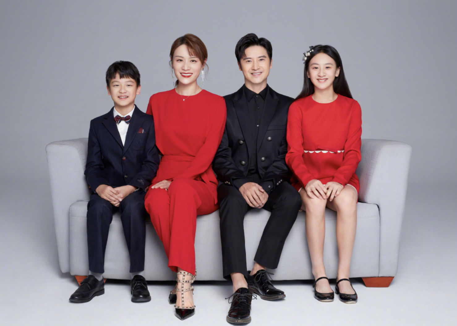 田亮除夕晒全家福,为增高脚踩木头,14岁森碟1米7和妈妈一样高