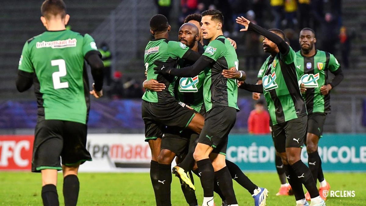 法甲朗斯这赛季怎么踢什么好（“最强”福法纳领军双线作战，朗斯冲击大巴黎的法甲霸权！）-华海博客