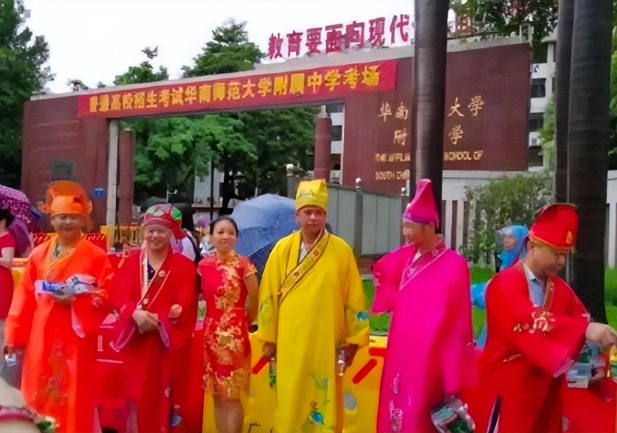 高考当天，家长是否需要在考场外全程陪考？过来人表示送考更稳妥