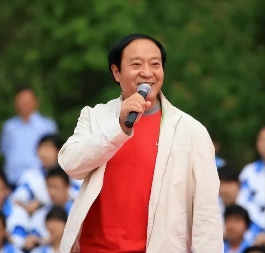 "爱折腾"的牛群:离开冯巩后过气,58岁妻离子散,64岁跳水晕倒