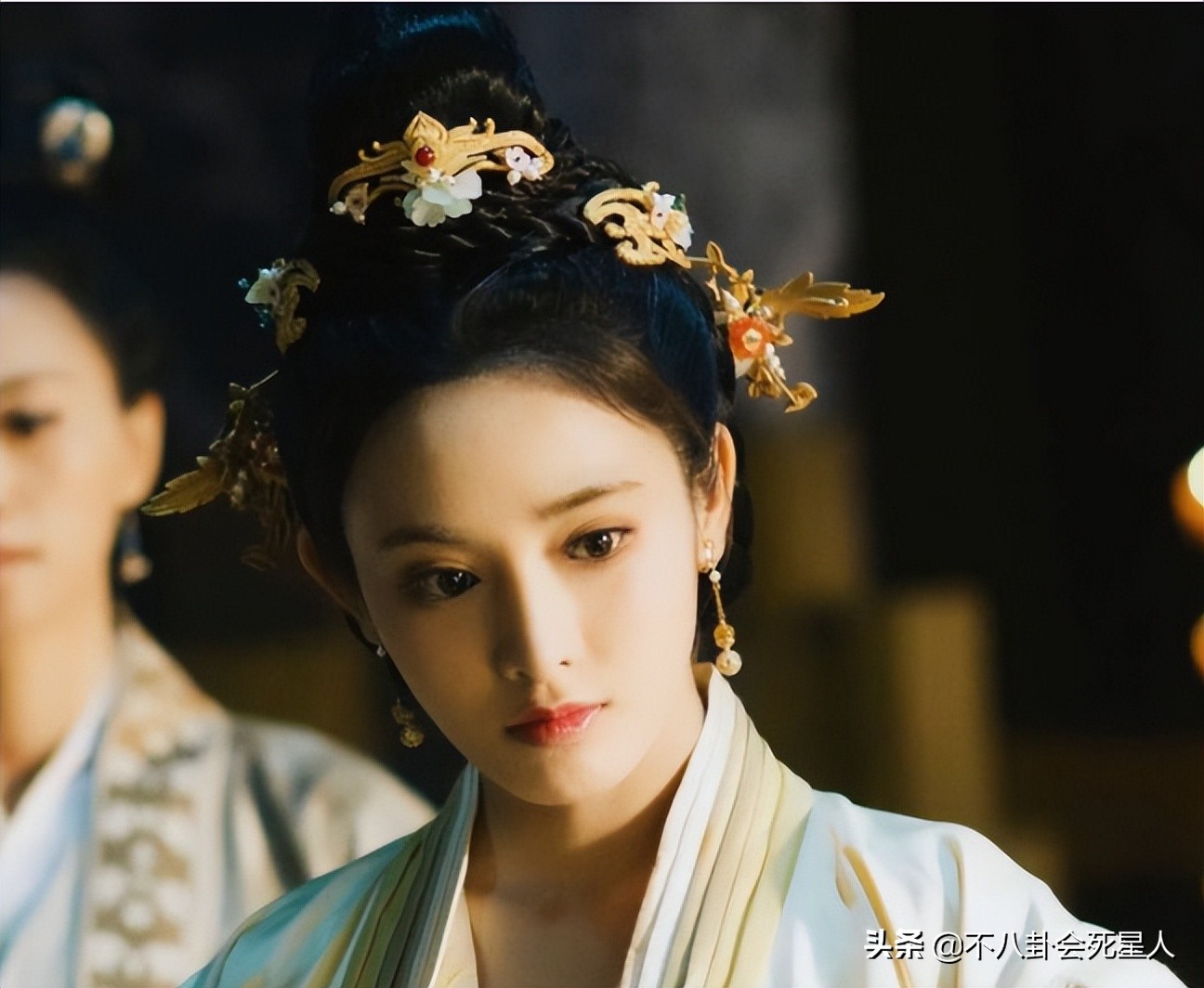 娱乐圈“一眼美人”太多了，全靠妆容造型加持，样貌缺点很明显