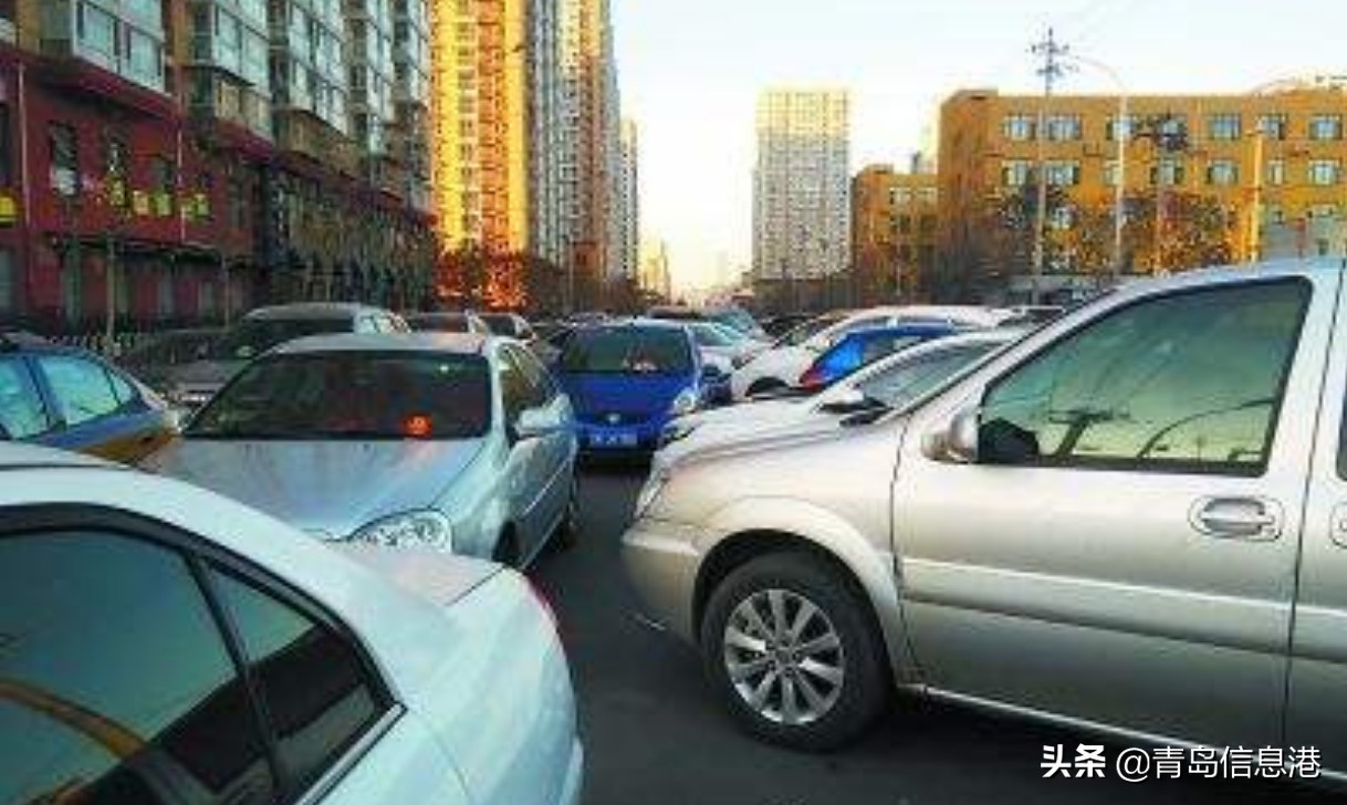 奥迪违章停车被城管举报，拖车师傅看了直摇头：这车没法拖