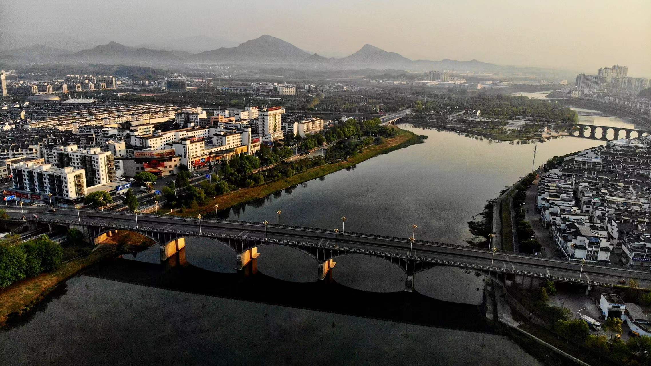 安徽有个很值得去的旅行宝藏城市，处处是风景，非常适合养老定居