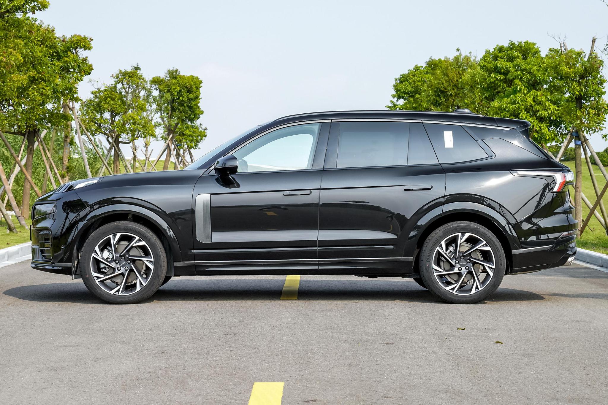 30万左右，我会选3台中大型SUV，254马力+全时四驱，实用还有面子