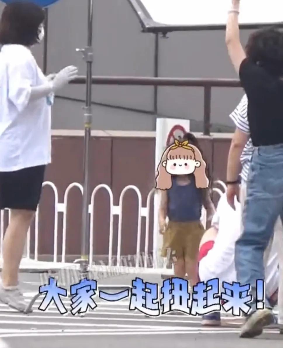 高圆圆片场和女儿互动温馨有爱，3岁Rhea活泼可爱，镜头感很强