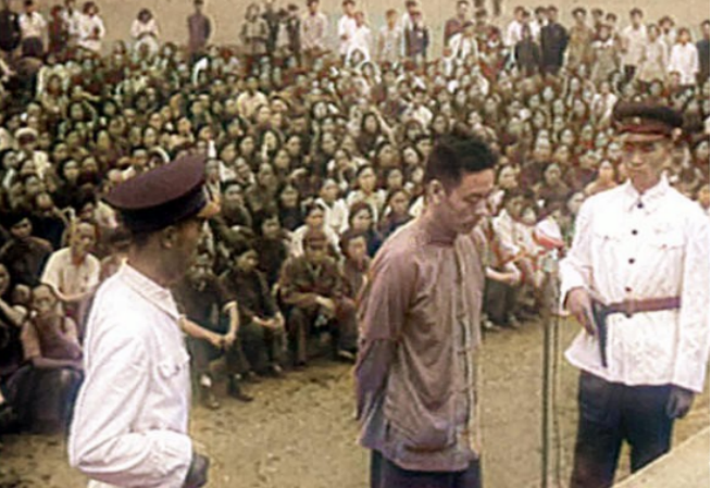 1955年，一死刑犯在枪决前表现异常，检察员感觉不对劲：枪下留人