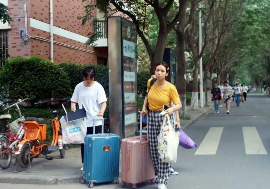 大中小学“暑假时间”公布，最长假期52天，学生心里乐开了花