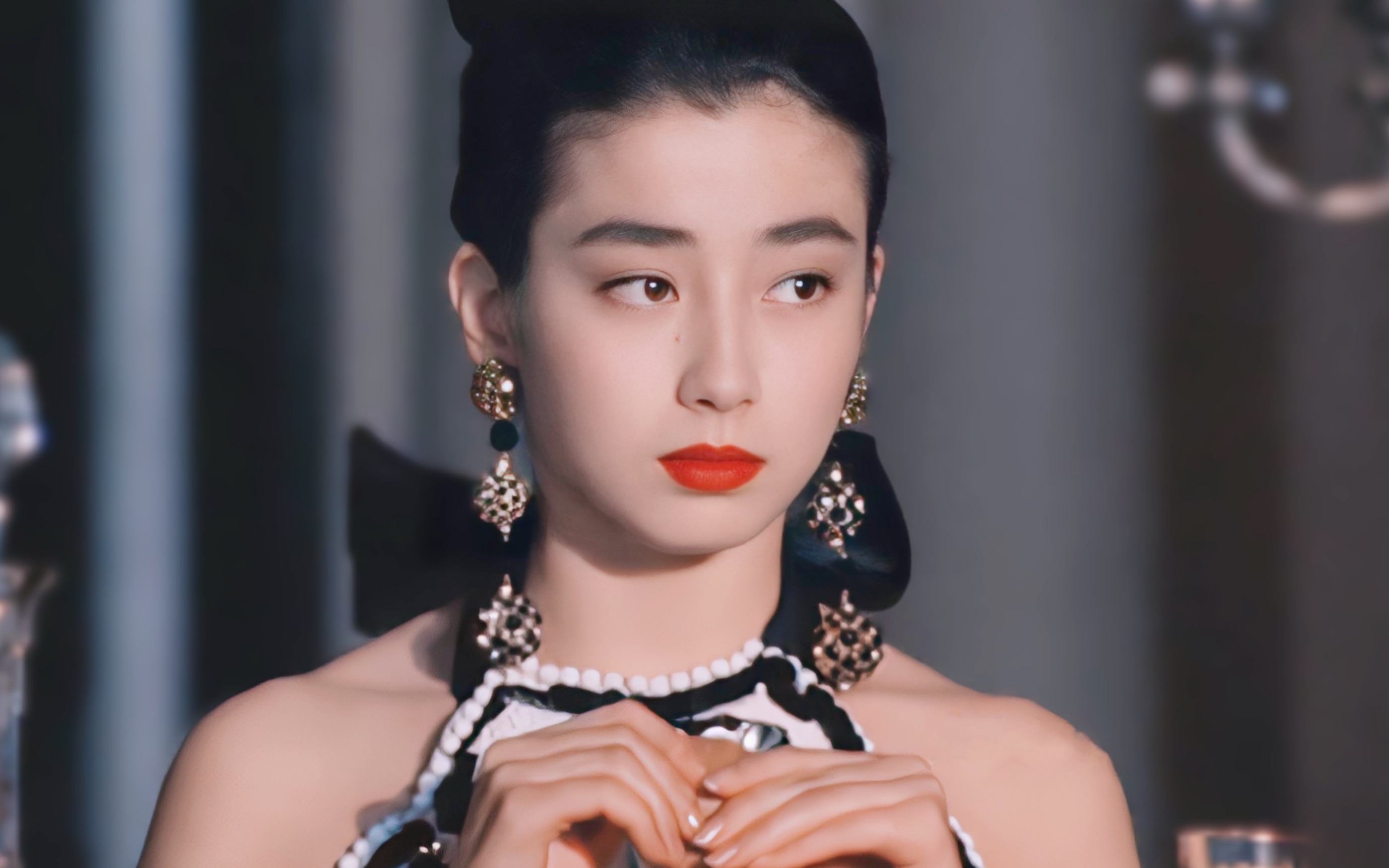 14岁被母亲送给导演,17岁被迫拍摄裸体写真,她的一生有多可悲