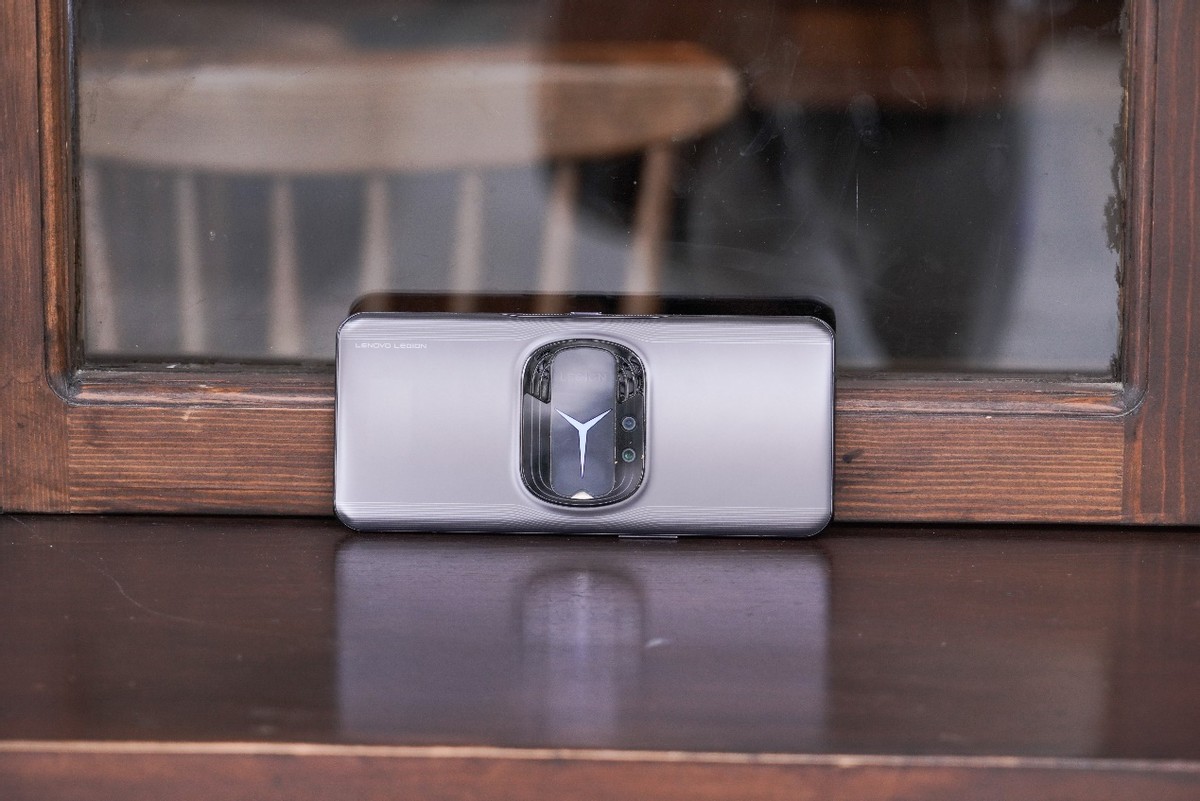 玩游戏这样才快乐，“性能霸王龙”联想拯救者Y90上手实测