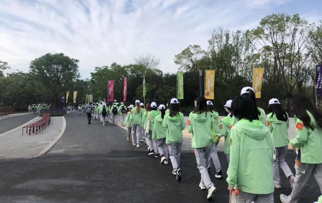 教育部肯定，上海市“感谢”，央媒密集报道！2021年，这所大学“火”了！