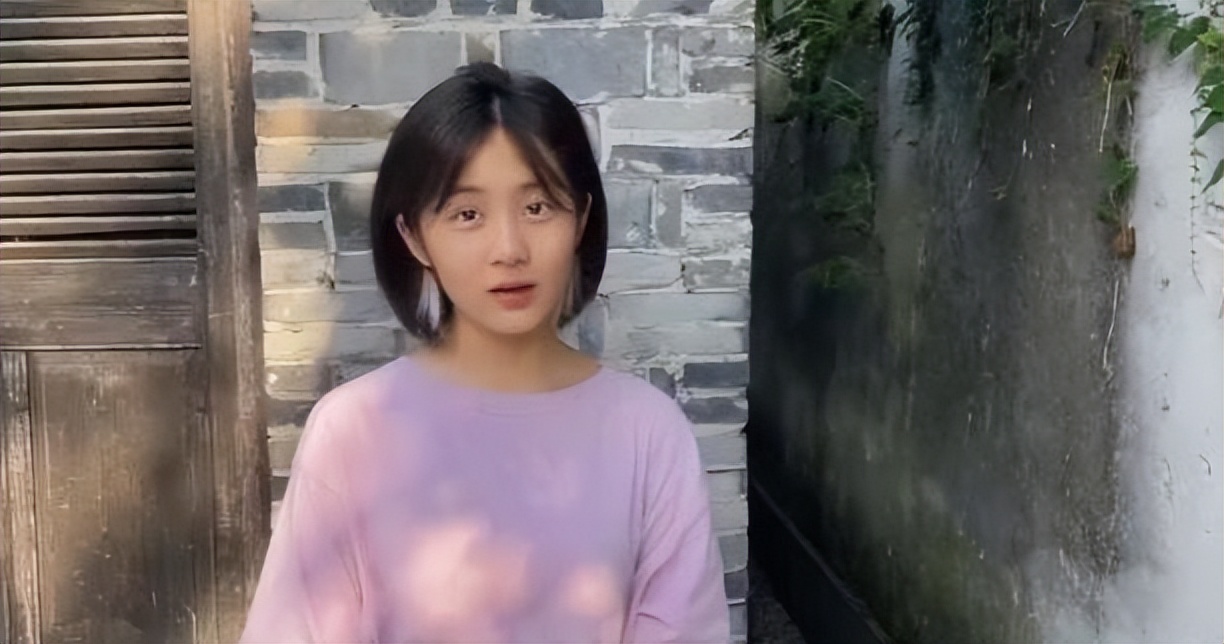 16岁黄多多晒自拍，涂红色指甲油时髦感超强，脸上的雀斑抢镜了