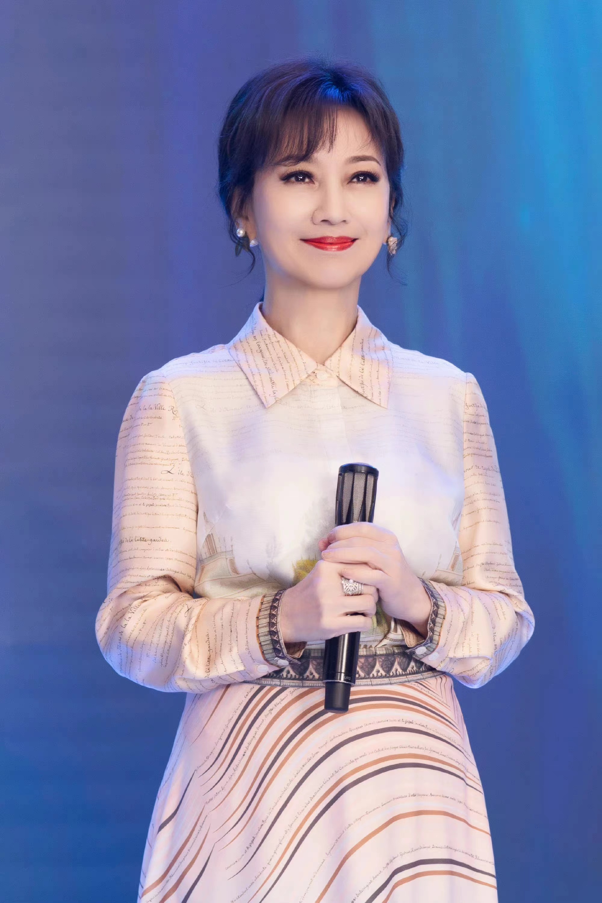 赵雅芝亮相活动,条纹印花衬衫搭半身长裙,69岁美得出众!