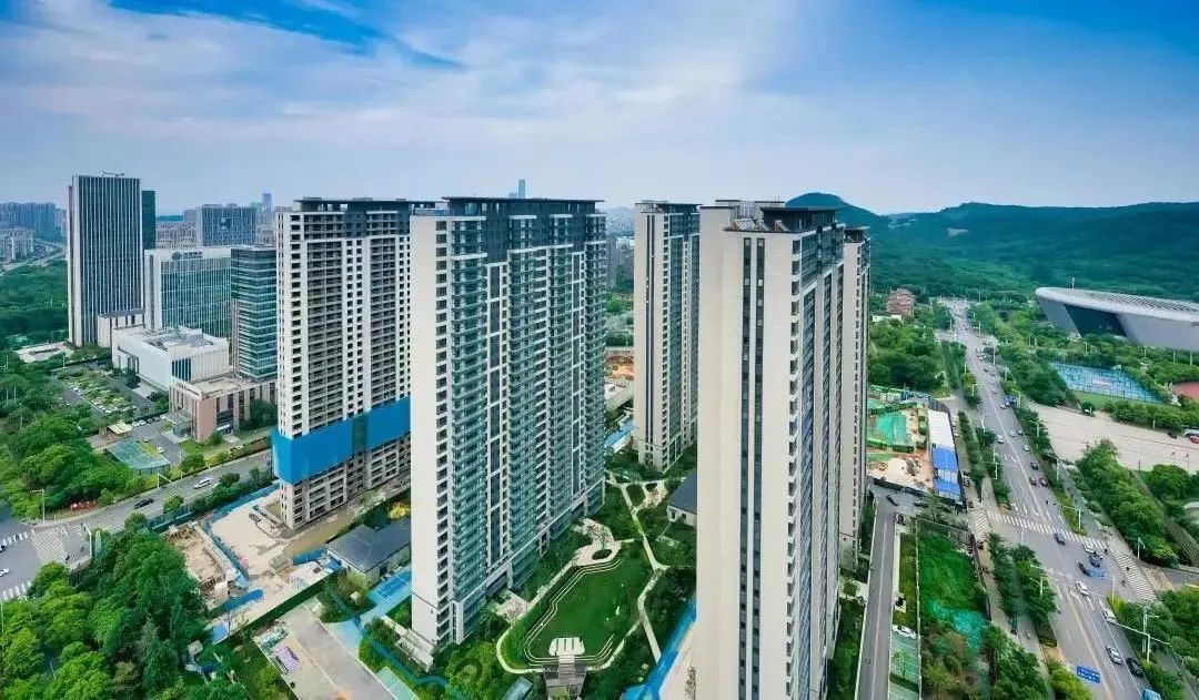 目前,周边主要在售改善盘为中南银城樾府和中冶玉翠园,主要在售刚需盘