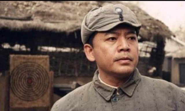 李雪三中将返乡寻亲，却只见门口一陌生木匠，警卫员持枪对天扫射