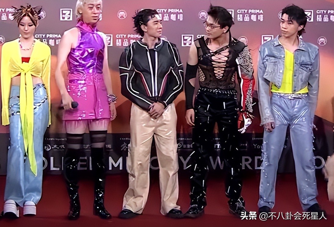 7月最土的三大红毯！鸡毛装、披床单、野猪造型，土得我笑出猪叫