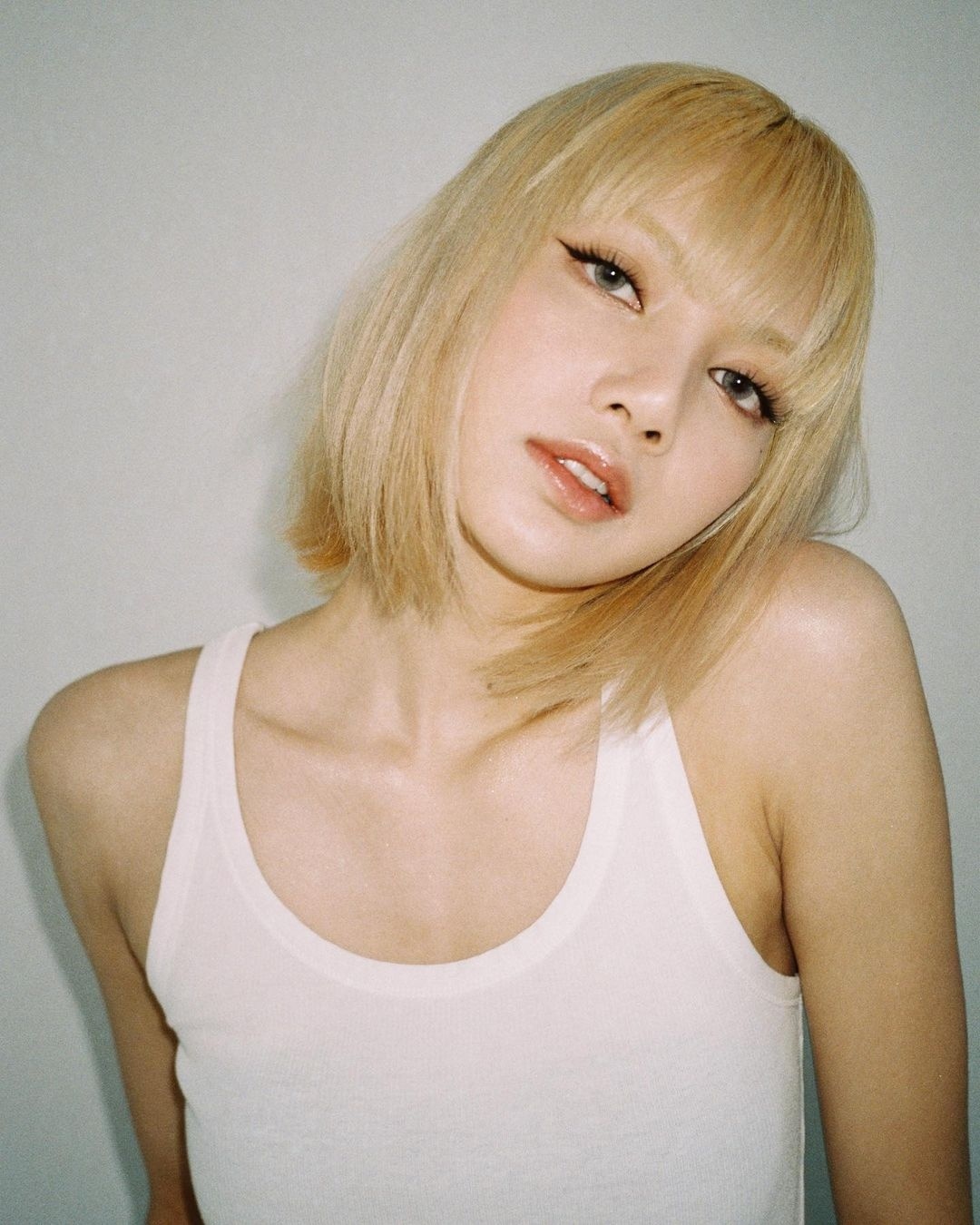 很瘦，却有肌肉，Blackpink Lisa白色T恤牛仔裤，是“金发芭比”？